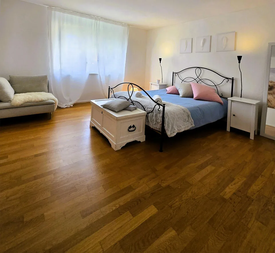 grosses WG-Zimmer mit eigenem Bad & Seesicht