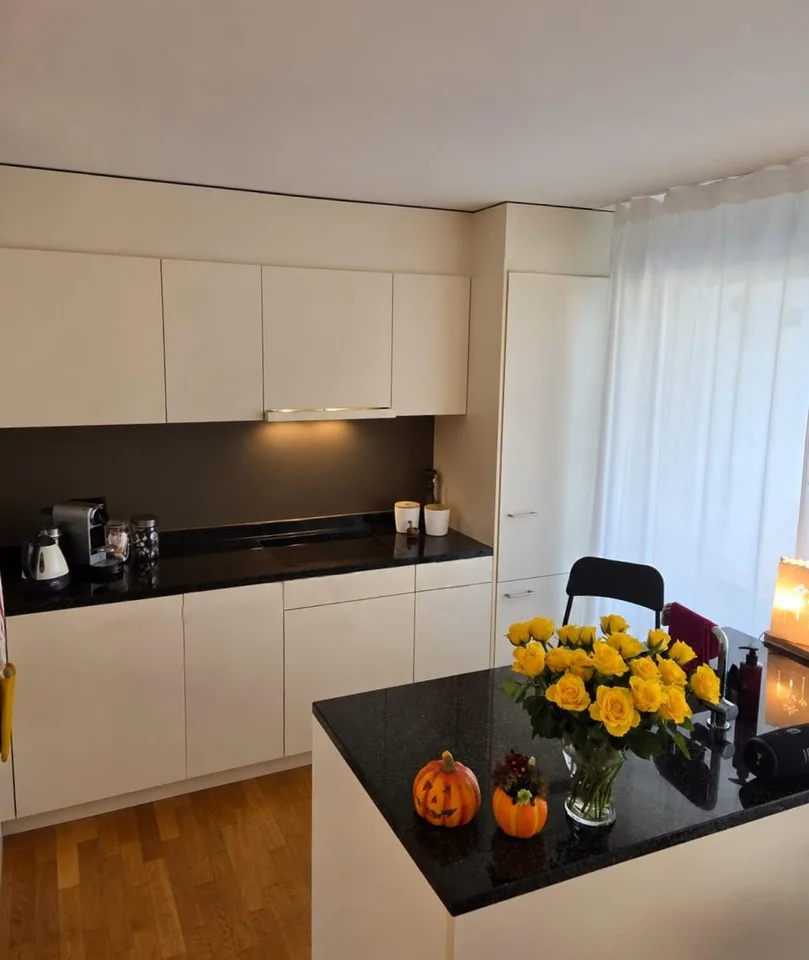 grosses WG-Zimmer mit eigenem Bad & Seesicht