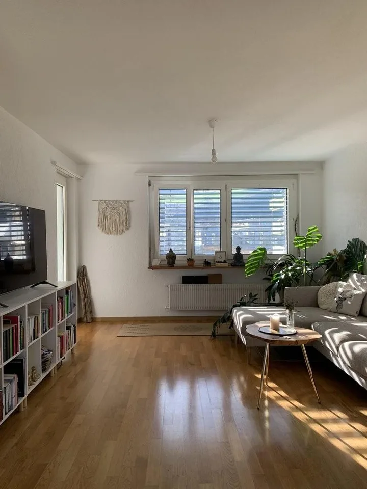 Charmante helle Wohnung mit Balkon in Münsingen – Foto 3 von 8