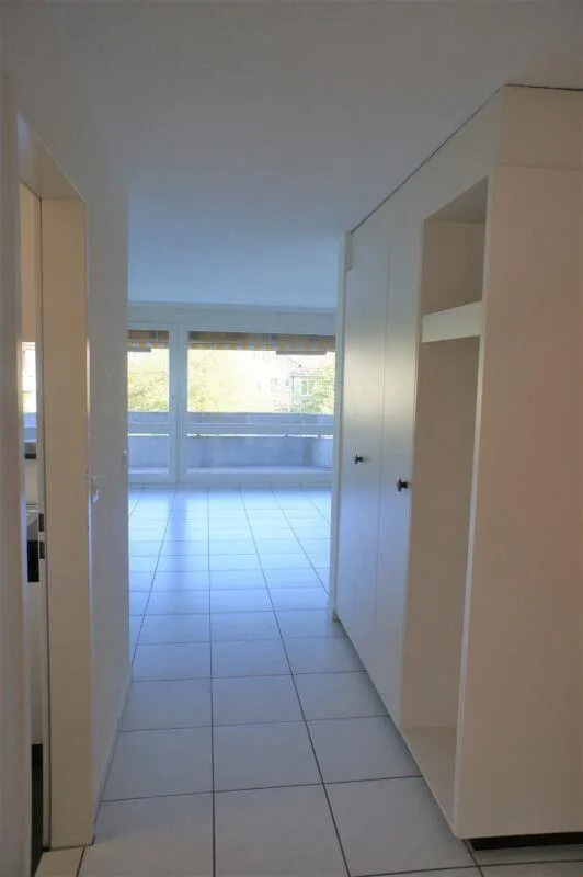 Modern, zentral gelegen, mit grossem Balkon im Grünen! – Foto 8 von 12