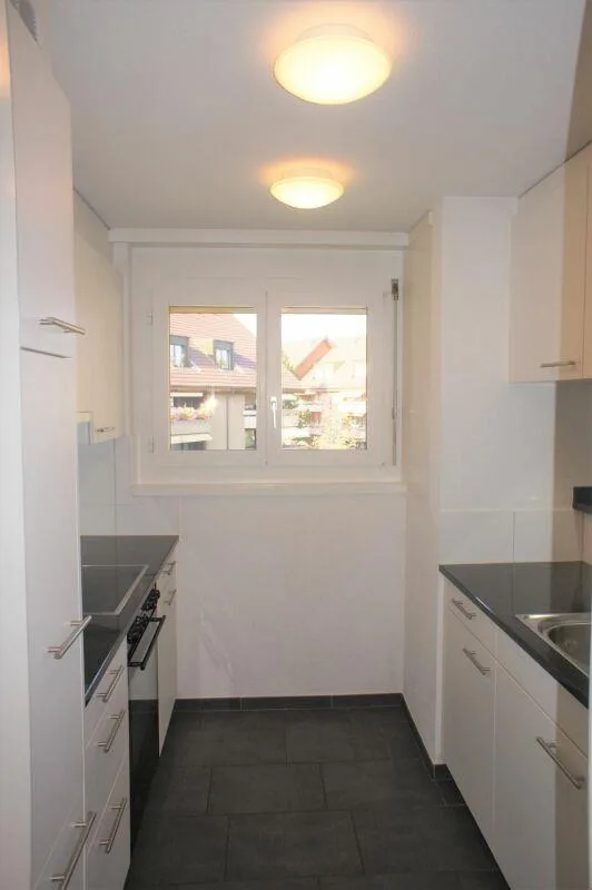 Modern, zentral gelegen, mit grossem Balkon im Grünen! – Foto 5 von 12