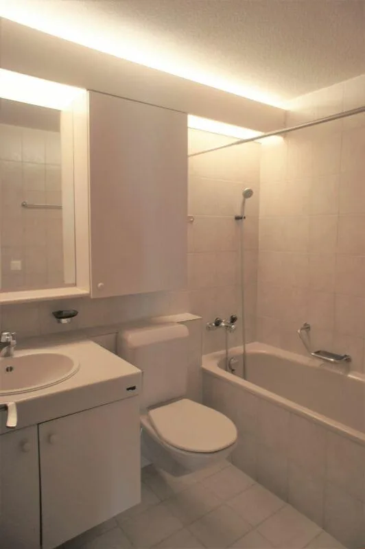 Modern, zentral gelegen, mit grossem Balkon im Grünen! – Foto 10 von 12