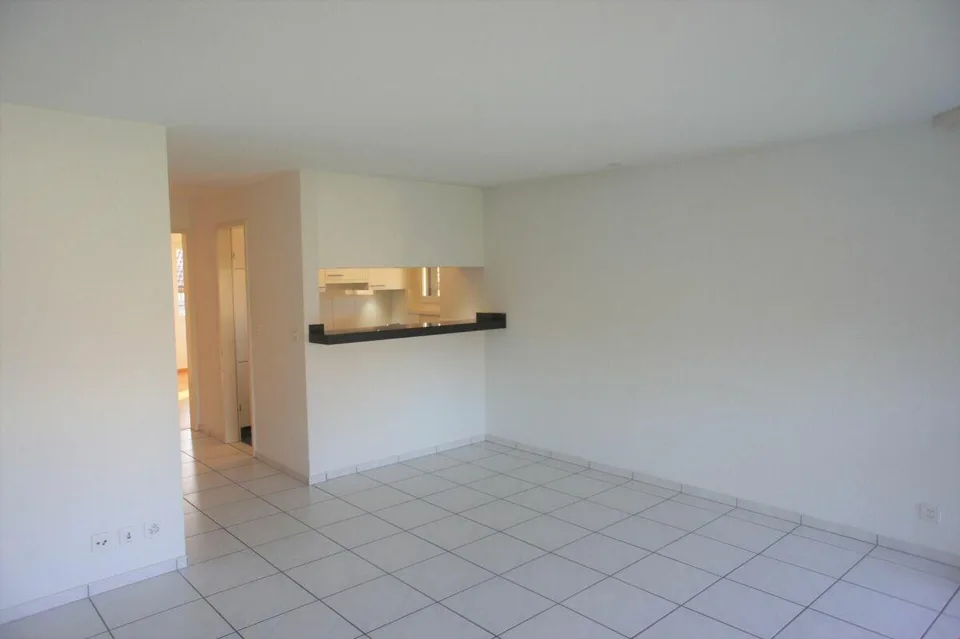 Modern, zentral gelegen, mit grossem Balkon im Grünen! – Foto 3 von 12
