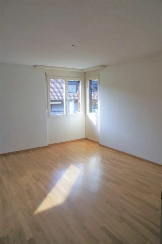 Modern, zentral gelegen, mit grossem Balkon im Grünen! – Foto 6 von 12
