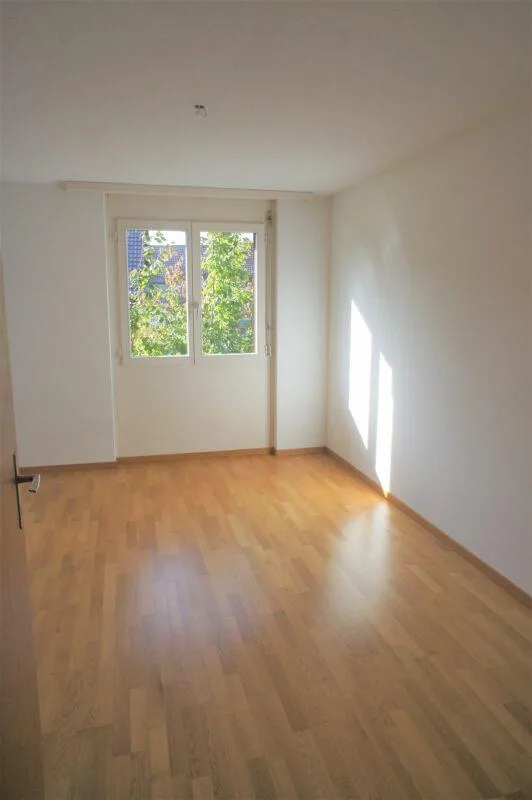 Modern, zentral gelegen, mit grossem Balkon im Grünen! – Foto 7 von 12