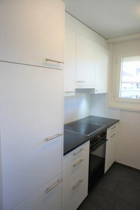Modern, zentral gelegen, mit grossem Balkon im Grünen! – Foto 4 von 12