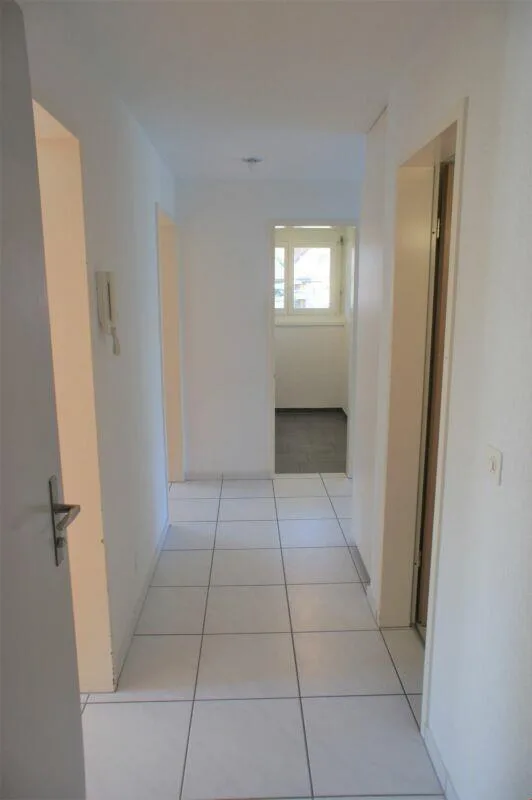 Modern, zentral gelegen, mit grossem Balkon im Grünen! – Foto 9 von 12