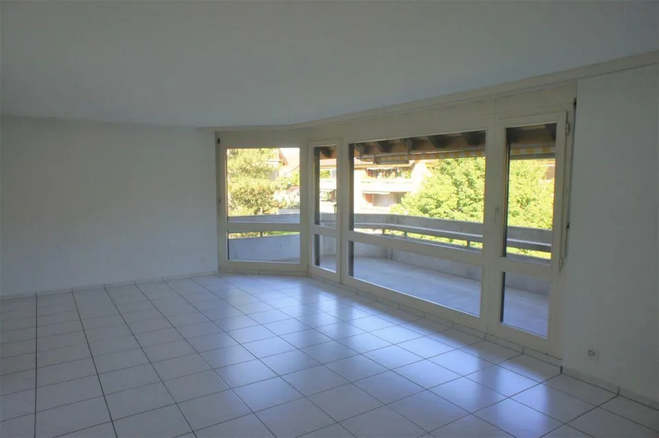 Modern, zentral gelegen, mit grossem Balkon im Grünen! – Foto 2 von 12