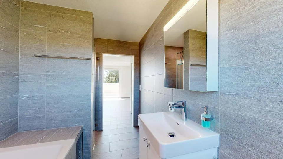 Appartement d'attique élégant avec terrasse ensoleillée sur le toit – photo 11 sur 13