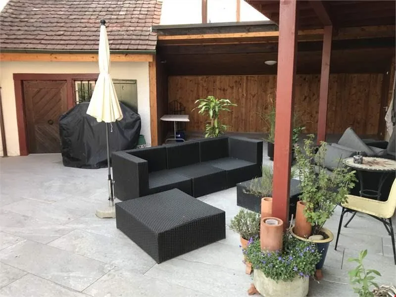 Moderne Wohnung mit gedecktem Aussensitzplatz