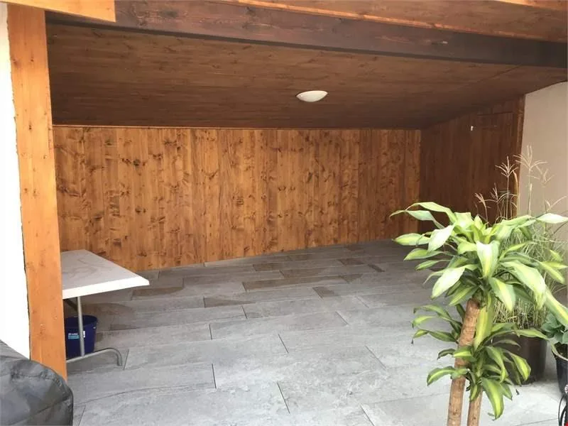Moderne Wohnung mit gedecktem Aussensitzplatz