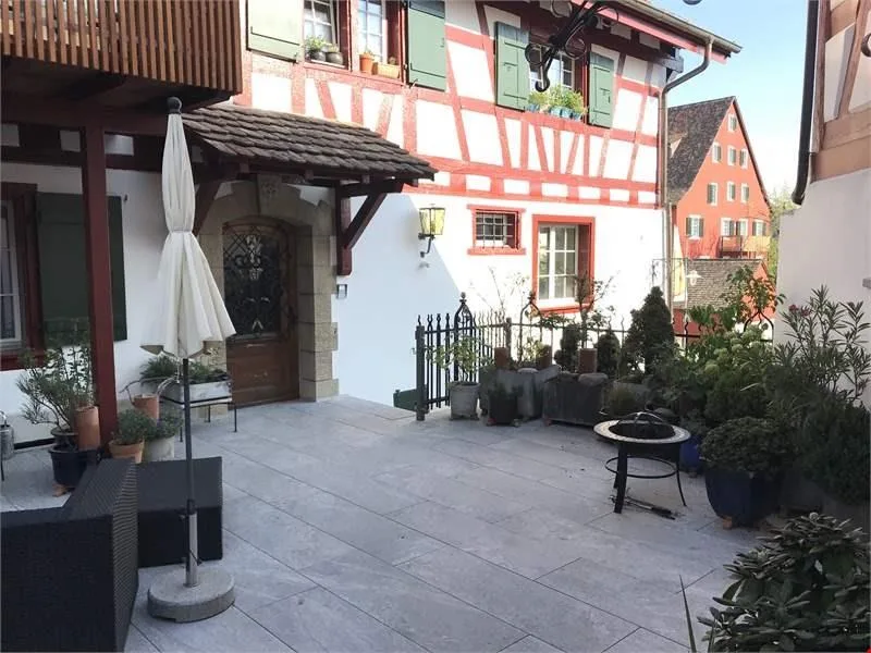 Moderne Wohnung mit gedecktem Aussensitzplatz