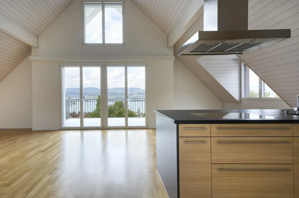 Appartement de toit unique avec galerie et vue panoramique sur le lac de Zurich – photo 2 sur 12