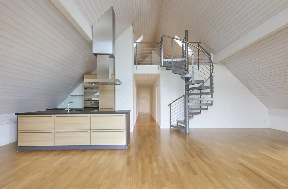 Appartement de toit unique avec galerie et vue panoramique sur le lac de Zurich – photo 4 sur 12