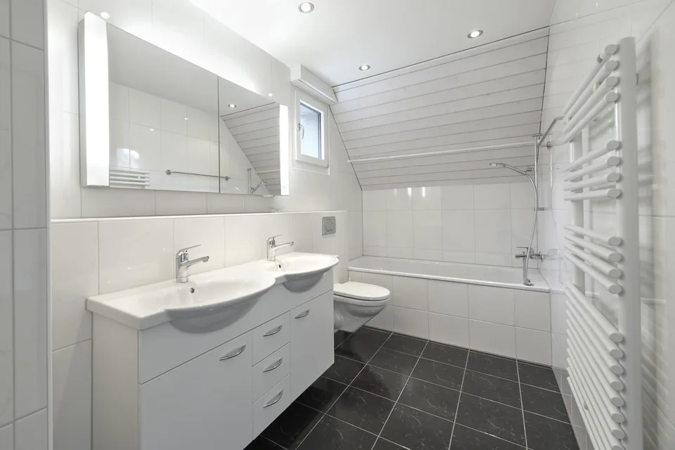 Appartement de toit unique avec galerie et vue panoramique sur le lac de Zurich – photo 10 sur 12
