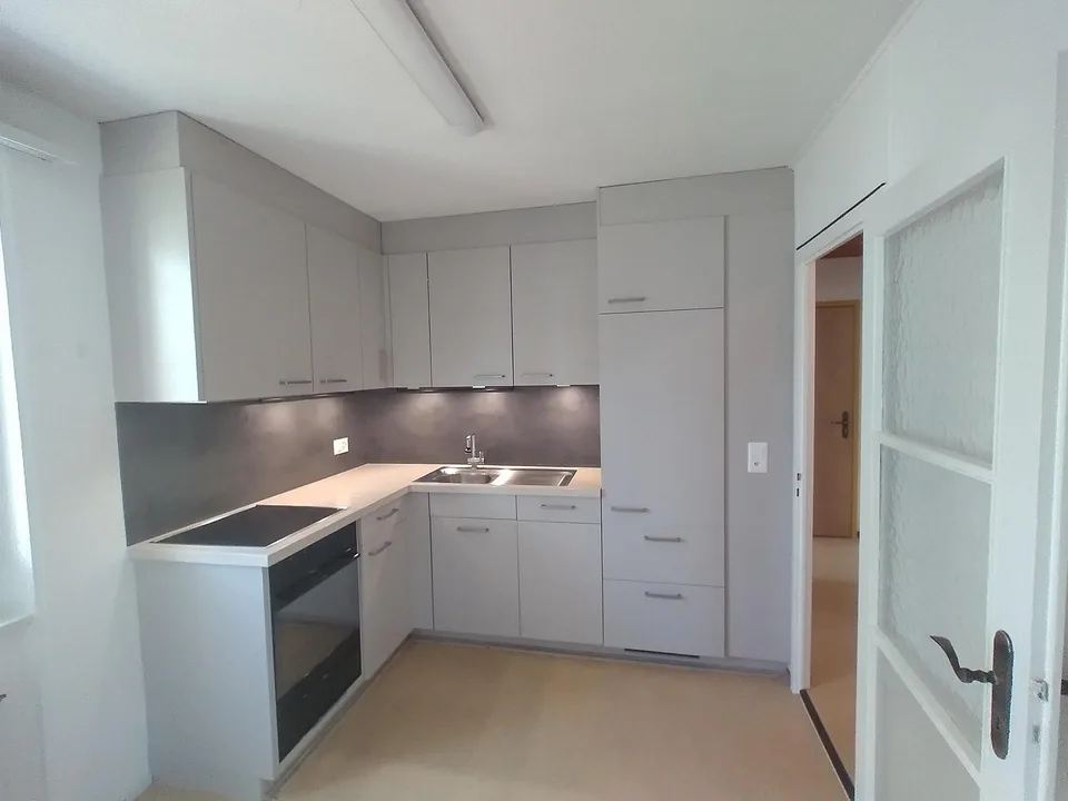 Altbau Wohnung , 4.5 Zimmer, 75m2, teil-renoviert, nähe Hauptbahnhof