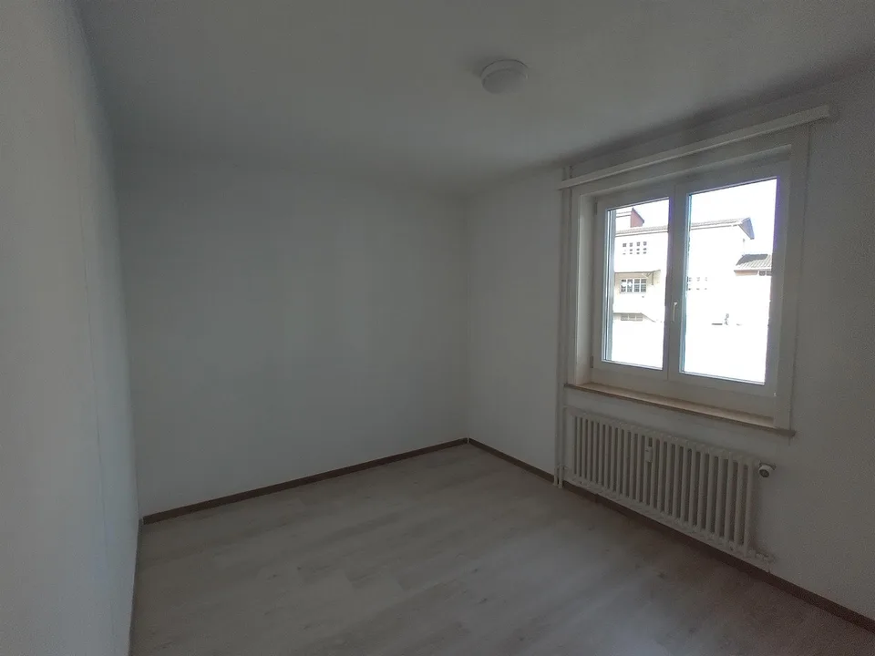 Altbau Wohnung , 4.5 Zimmer, 75m2, teil-renoviert, nähe Hauptbahnhof