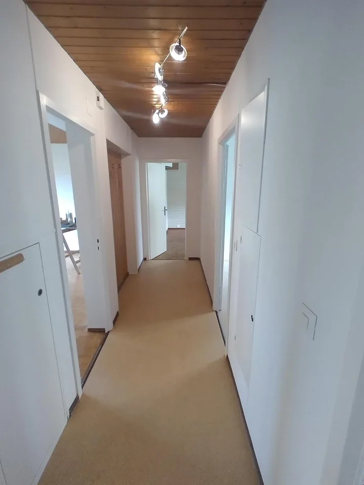 Altbau Wohnung , 4.5 Zimmer, 75m2, teil-renoviert, nähe Hauptbahnhof