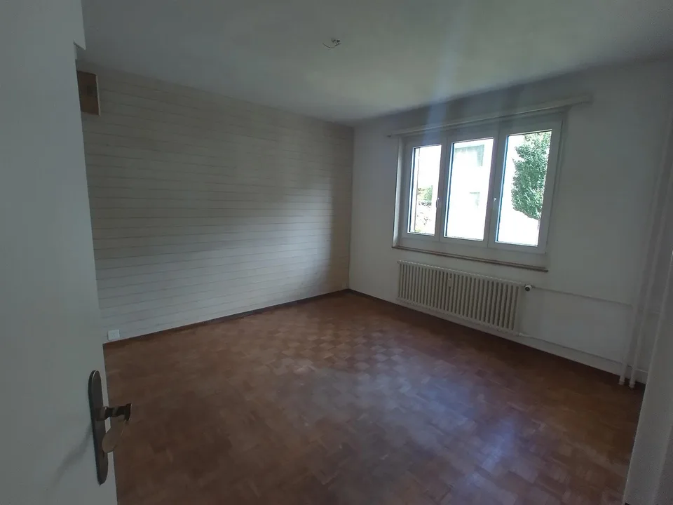 Altbau Wohnung , 4.5 Zimmer, 75m2, teil-renoviert, nähe Hauptbahnhof