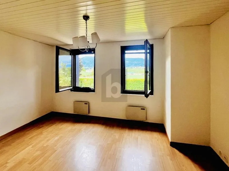 AU CALME DANS UN HAMEAU EN CAMPAGNE