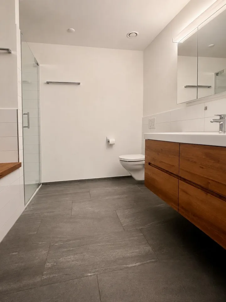 Grosszügige 4.5-Zimmer-Terrassenwohnung mit Aussicht auf die Reuss – photo 10 sur 13