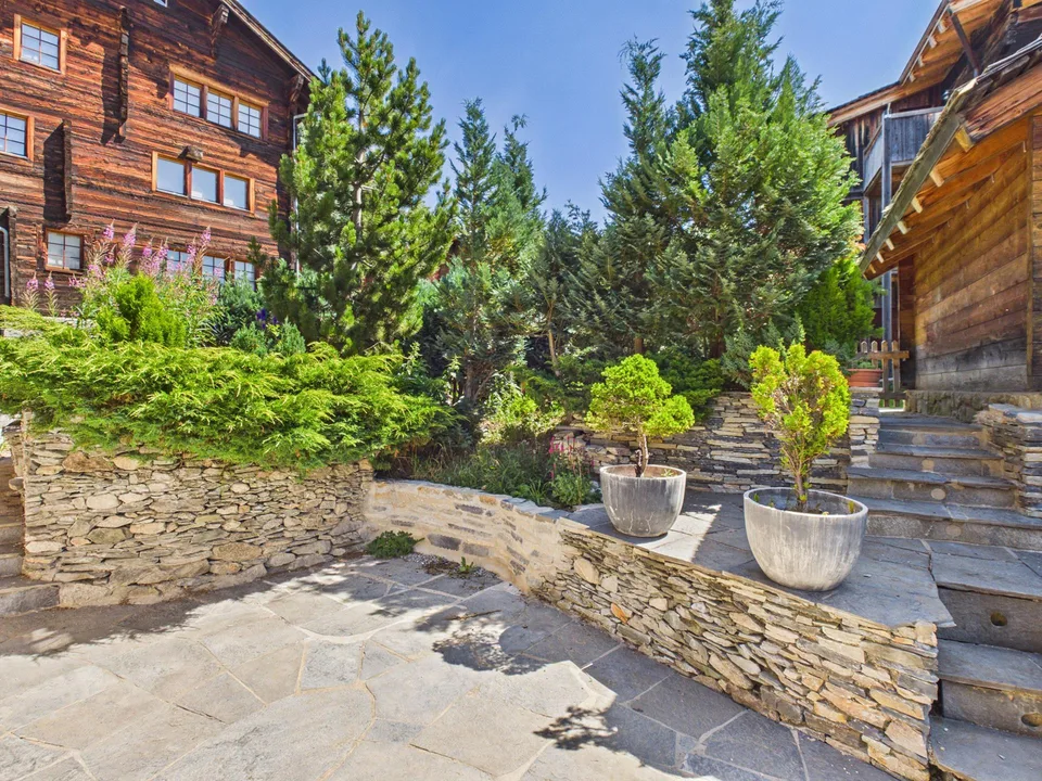 Grosszügiges Chalet im Herzen von Bellwald - 11 Zimmer, viel Potenzial – photo 2 sur 13