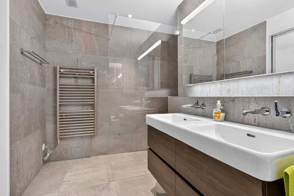 Toplage: Gesamthaus mit 6.5 & 3.5 Zimmer – Foto 13 von 13
