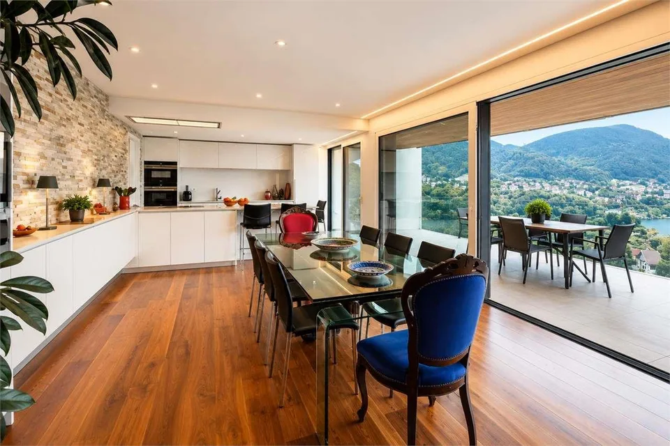 Panoramisches Dachgeschoss mit großer Terrasse und Seeblick – Foto 4 von 13