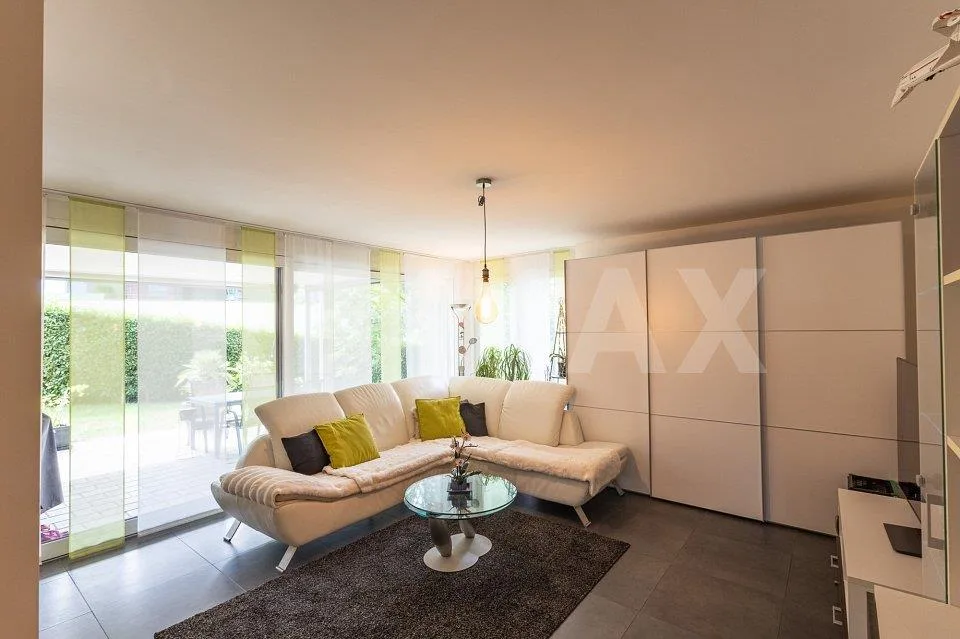 South-facing apartment with garden & lake view – photo 5 of 13