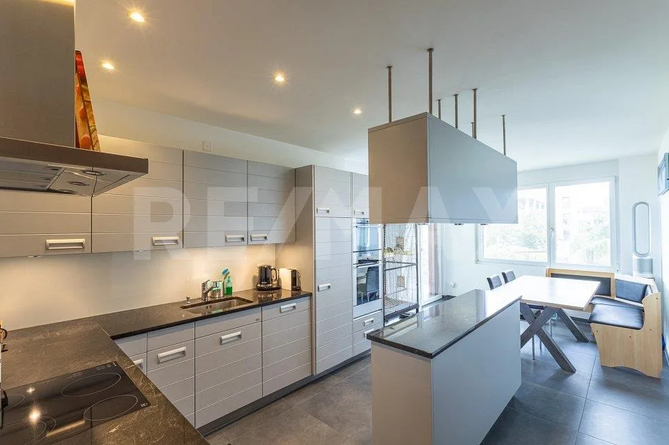 South-facing apartment with garden & lake view – photo 6 of 13