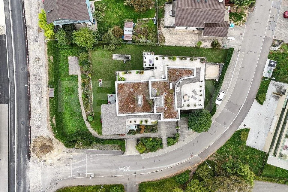South-facing apartment with garden & lake view – photo 2 of 13