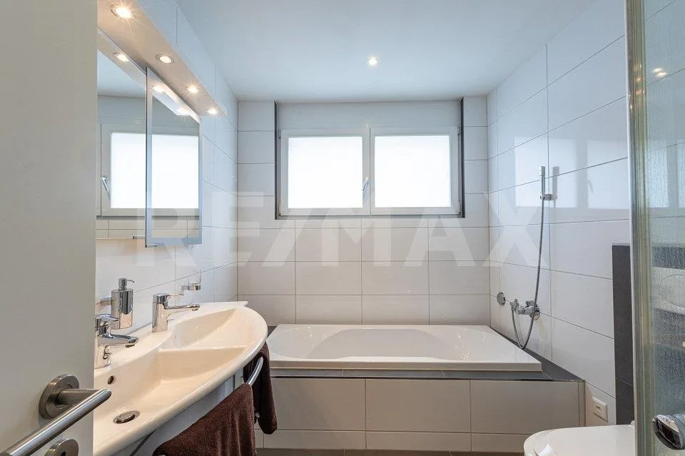 South-facing apartment with garden & lake view – photo 9 of 13