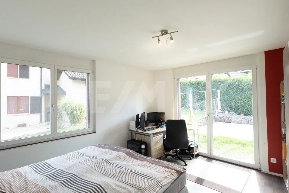 South-facing apartment with garden & lake view – photo 12 of 13