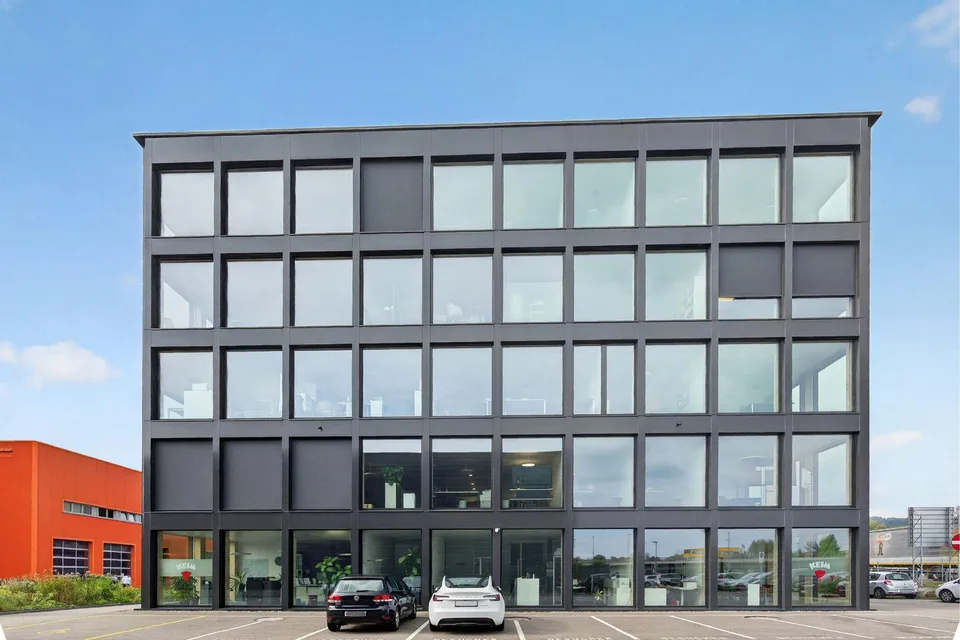 Repräsentative Büroräumlichkeiten mit Kühldecke im Gewerbepark Buriet – Foto 13 von 14