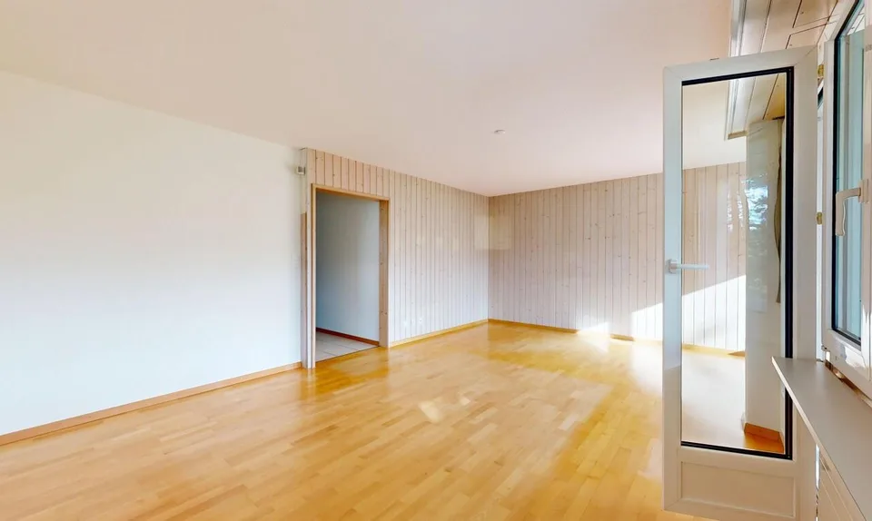 Luminoso appartamento di 3,5 stanze a Schwerzenbach ZH con comfort e fascino – foto 4 di 11