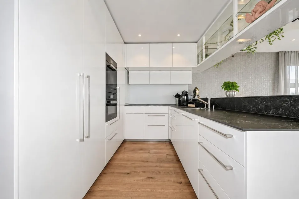 Obermeilen: Terrassenwohnung mit Seesicht und viel Privatsphäre – Foto 2 von 5