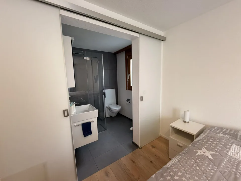 Bergsicht inklusive - charmante, moderne Erst-/Zweitwohnung in Trin – photo 17 of 23
