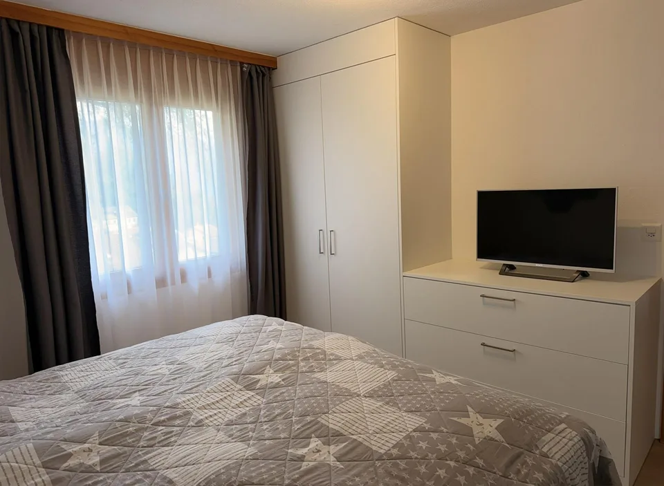Bergsicht inklusive - charmante, moderne Erst-/Zweitwohnung in Trin – photo 16 of 23