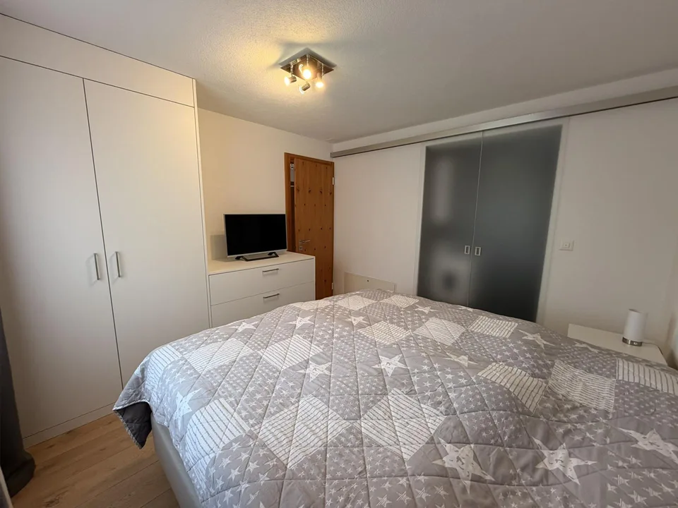 Bergsicht inklusive - charmante, moderne Erst-/Zweitwohnung in Trin – photo 18 of 23
