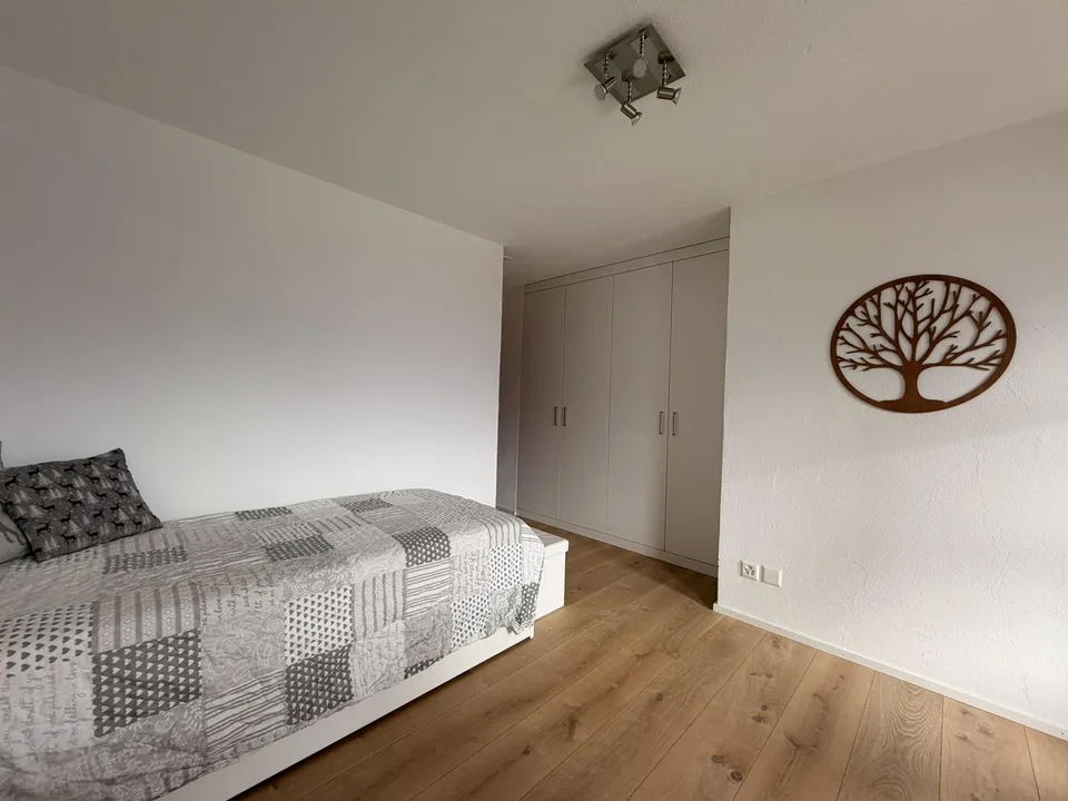 Bergsicht inklusive - charmante, moderne Erst-/Zweitwohnung in Trin – photo 21 of 23
