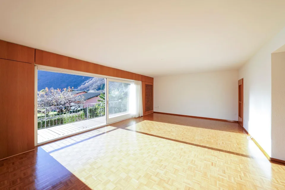 Two-family house with garden and views in Gnosca | Casa bifamigliar... – foto 3 di 17