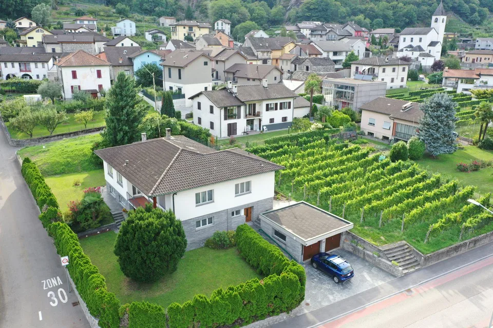 Two-family house with garden and views in Gnosca | Casa bifamigliar... – foto 2 di 17