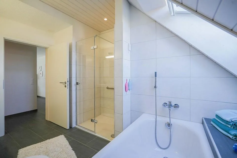 Grosszügig wohnen auf zwei Etagen - 5.5 Zimmer-Maisonettewohnung – Foto 3 von 13