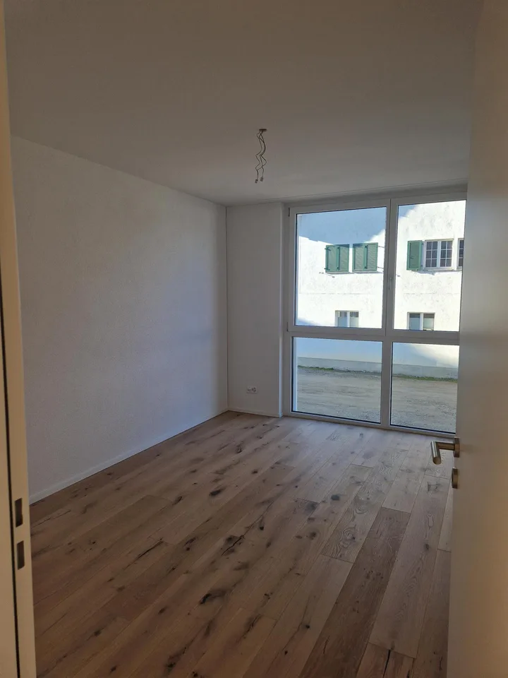 helle, grosszügige 4.5 Zimmer Wohnung im 1. OG – Foto 4 von 6