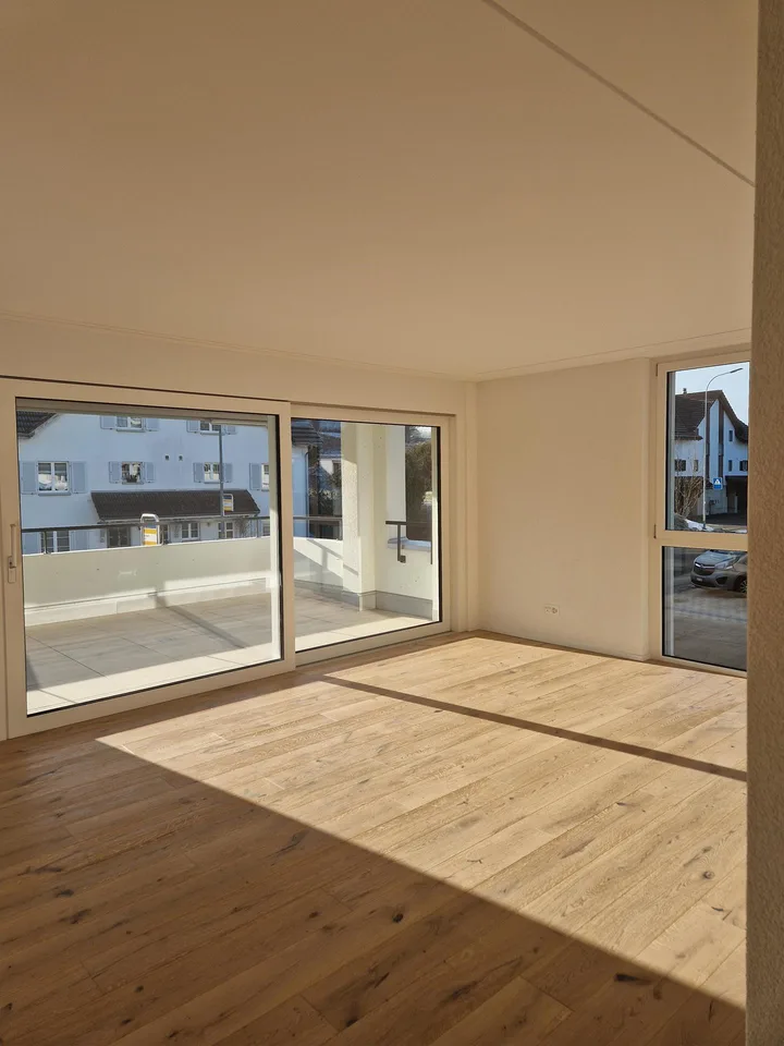 helle, grosszügige 4.5 Zimmer Wohnung im 1. OG – Foto 3 von 6