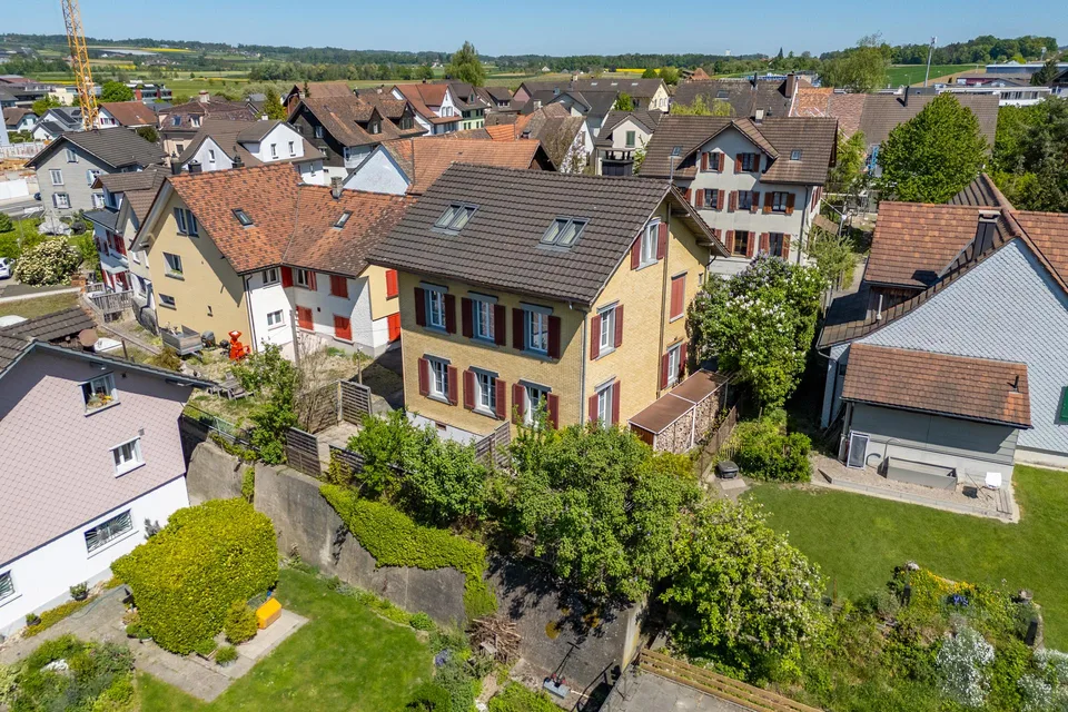 Einfamilienhaus mit Einliegerwohnung und vielseitigem Umschwung – Foto 2 von 22