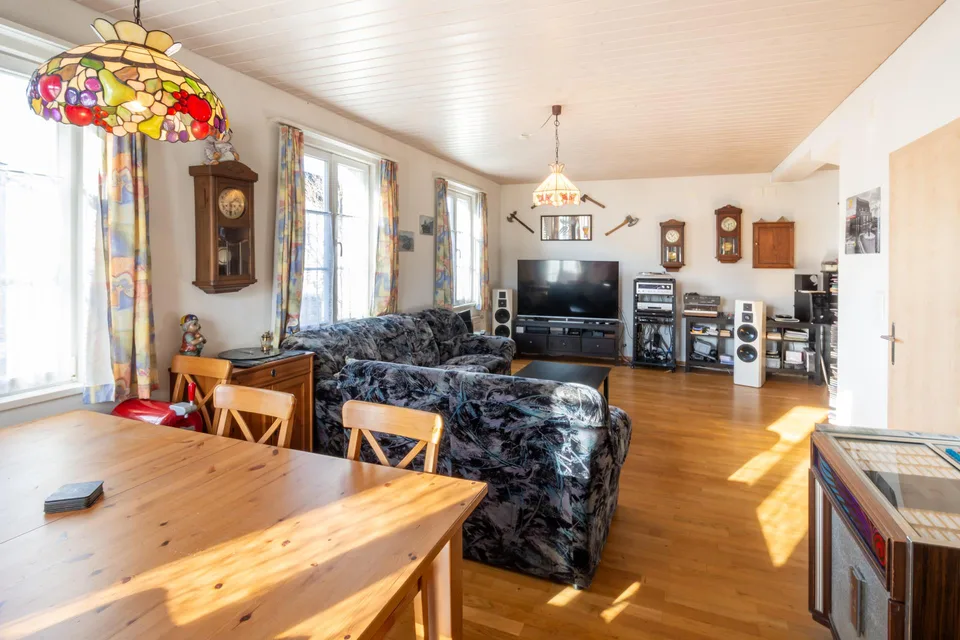 Einfamilienhaus mit Einliegerwohnung und vielseitigem Umschwung – Foto 10 von 22
