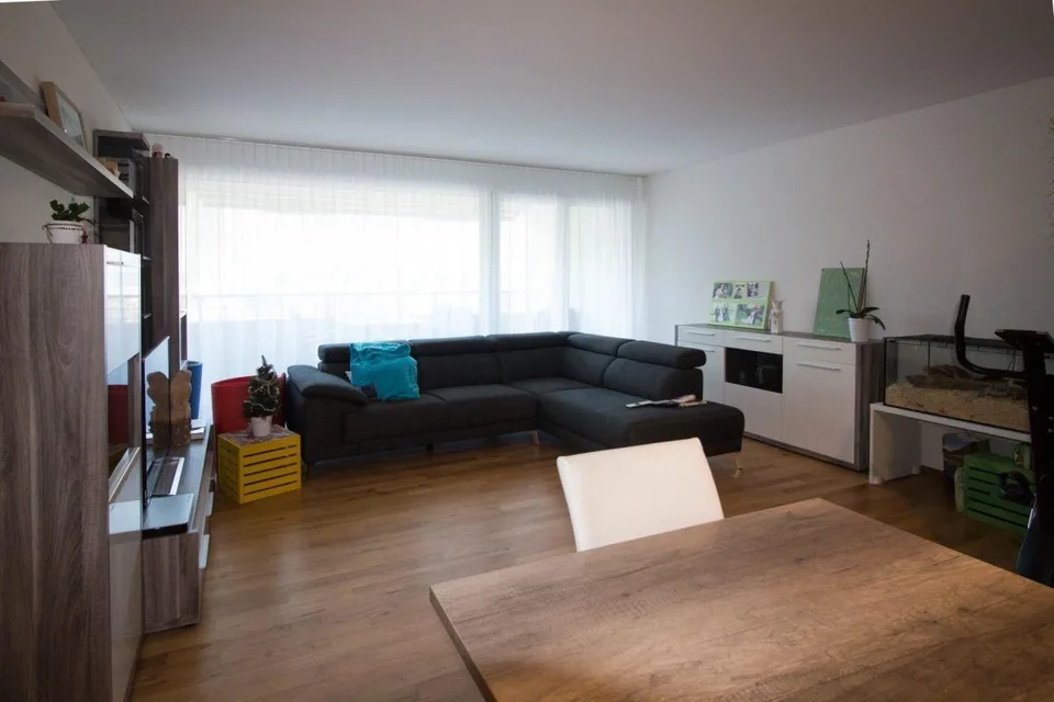 Top moderne 2½-Zimmerwohnung an zentraler Lage – photo 2 sur 6
