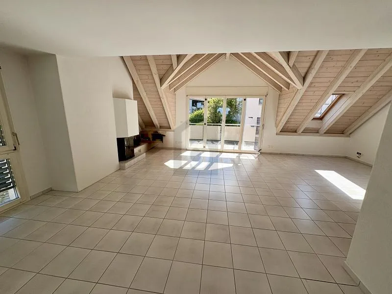 SPACIOUS, SUNNY AND STYLISH – photo 2 of 6