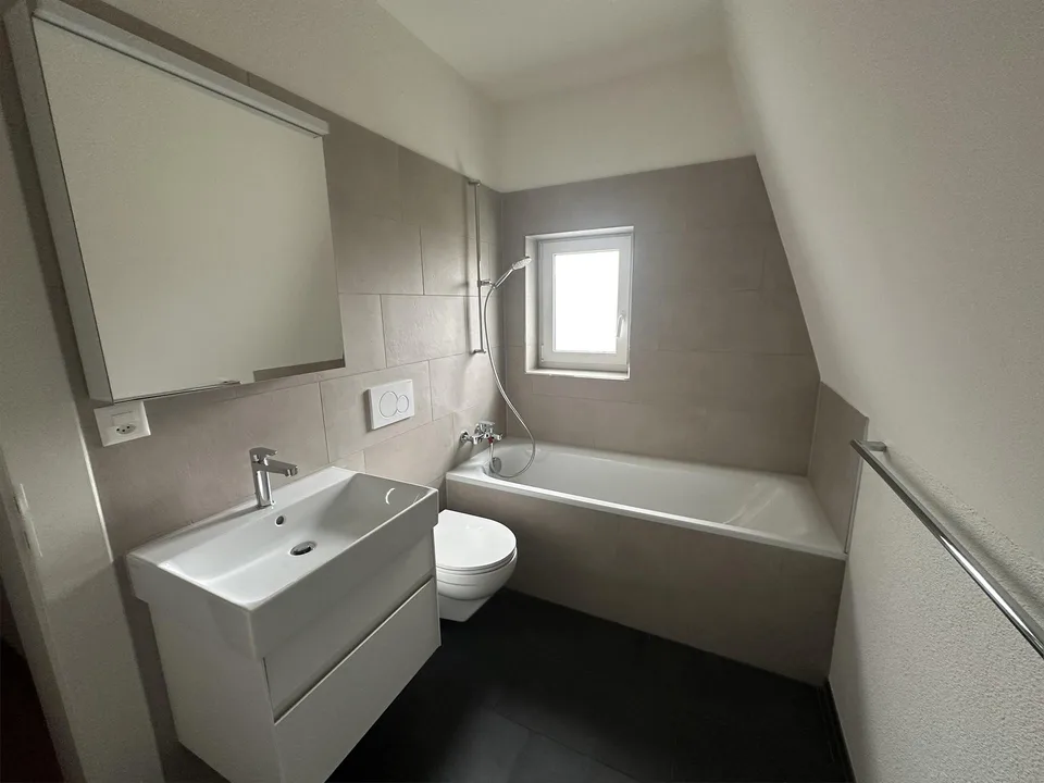 Charmante 4.5-Zimmer-Altbauwohnung mit loftartigem Dachgeschoss – Foto 9 von 12